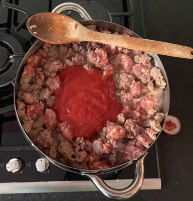 preparazione sugo alla salsiccia