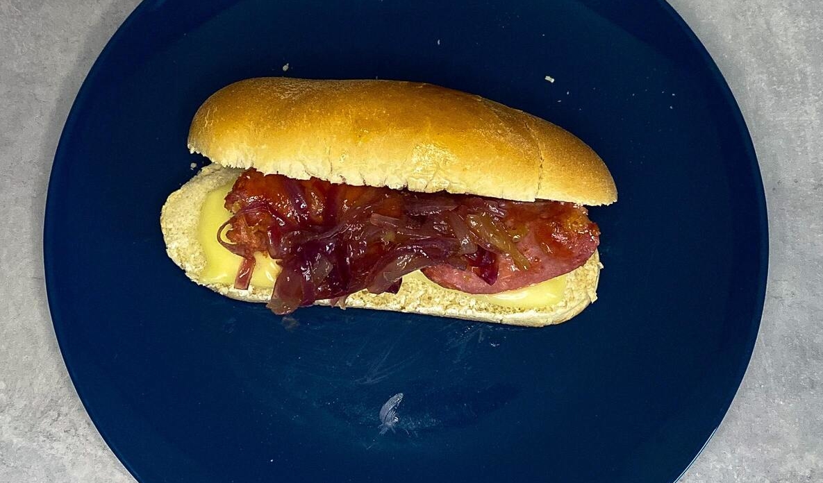 hot dog gourmet con salsiccia e cipolla