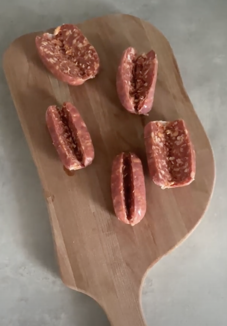 preparazione hot dog: taglia le salsiccia