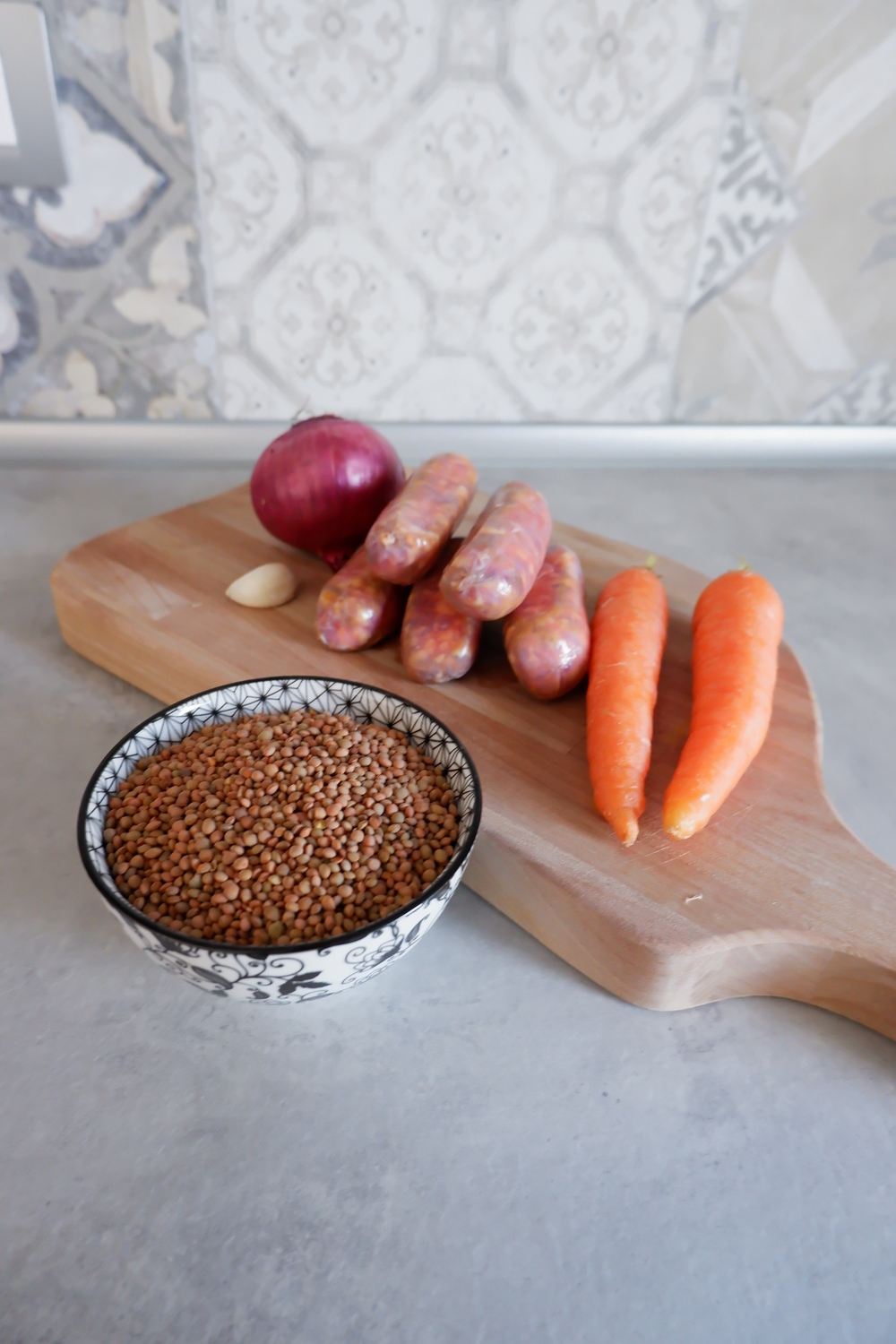 ingredienti lenticchie e salsiccia in umido