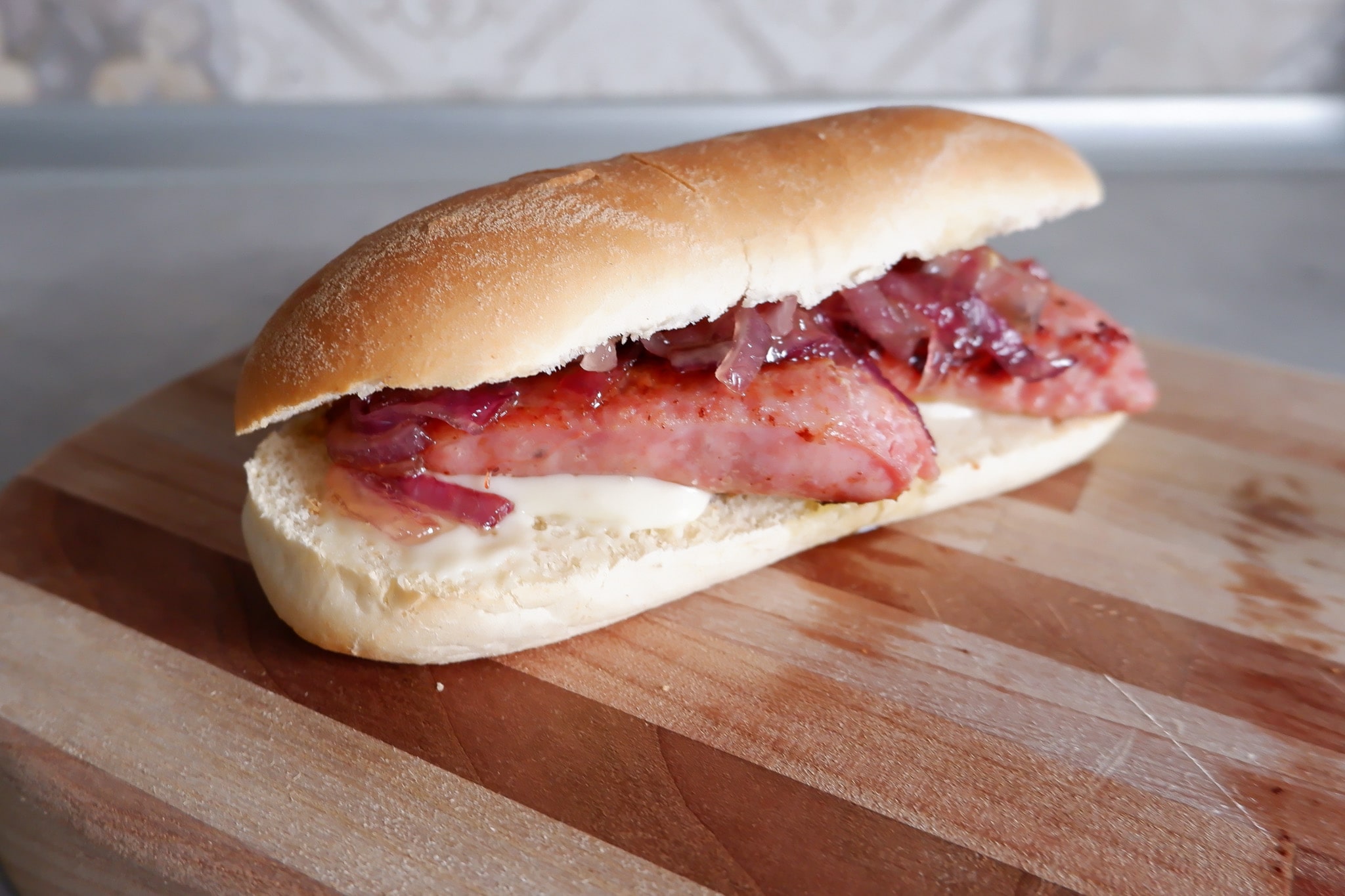 panino con salsiccia e cipolla caramellata