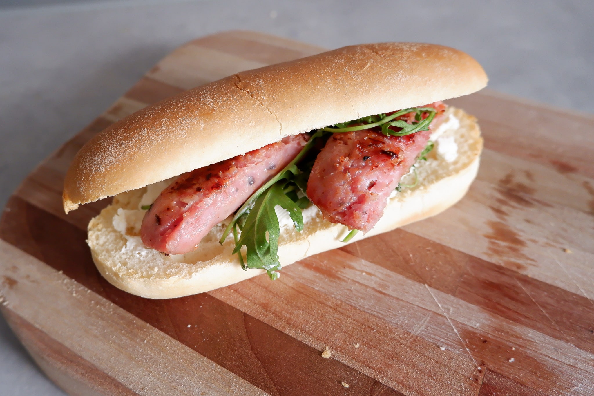 panino con salsiccia, rucola e robiola